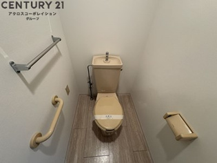 温水洗浄便座付きのトイレです♪