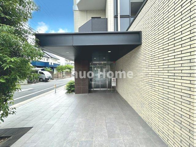センチュリー北綾瀬のエントランス|【エントランス】マンションのエントランスは、その物件の印象を決める、顔とも言える場所です。毎日通る場所ですからきれいなのが一番です。
