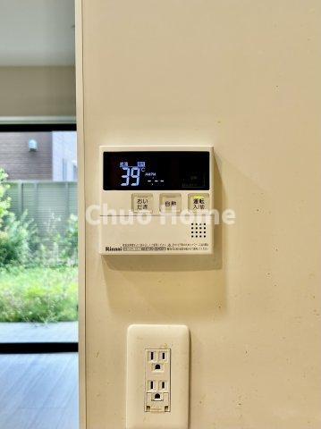 センチュリー北綾瀬の発電・温水設備|【給湯リモコン】外での一日を忘れさせてくれるオートバス機能でお好みの湯量・温度に調整された浴槽。
