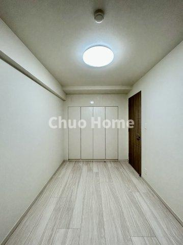 センチュリー北綾瀬の寝室|【寝室】心と体をゆったりと安らげる主寝室。寝室のゆとりが大きい分だけ、暮らしの安らぎは深まります。一日の疲れを癒すだけでなく、ご夫婦の親密な語らいを紡ぎ出します