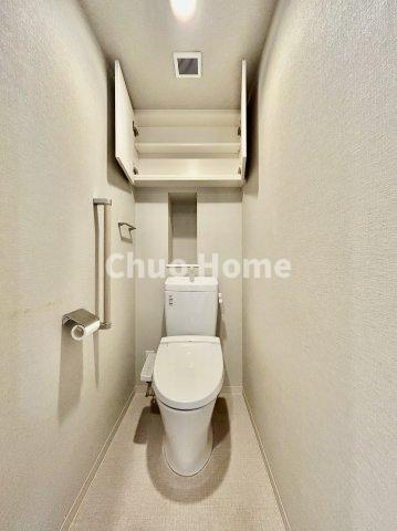 センチュリー北綾瀬のトイレ|【トイレ】 収納スペースをしっかりと確保した温水洗浄便座機能付きトイレ。温水洗浄便座は清潔にお使いいただくための大切なアイテムです。