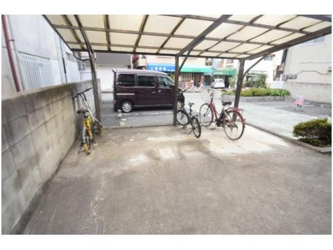 ルヴェール松井の駐車場