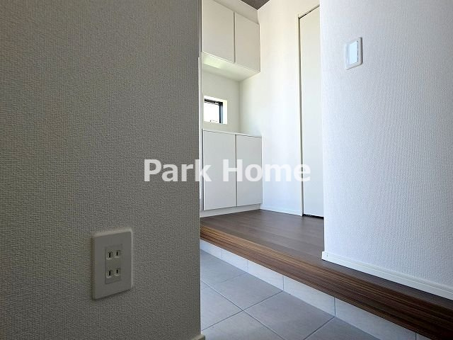 香南市野市町西野 -6期1棟- 新築戸建ての設備|クローク内にダブルコンセント。