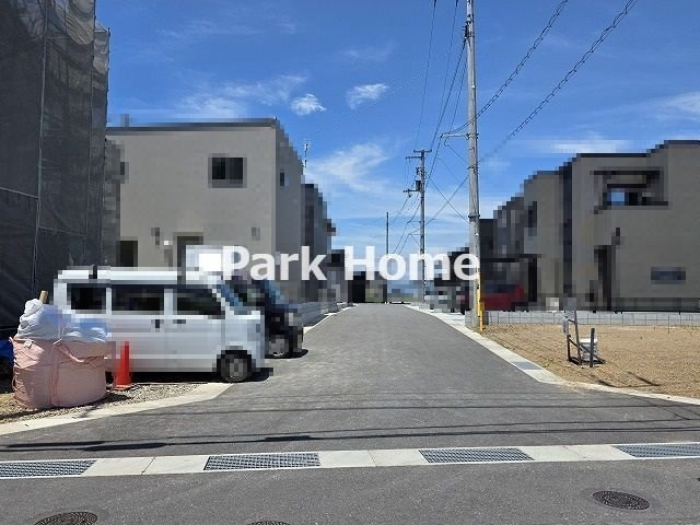 香南市野市町西野 -6期1棟- 新築戸建ての前面道路含む現地写真
