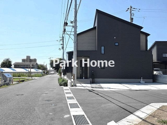 香南市野市町西野 -6期1棟- 新築戸建ての前面道路含む現地写真|存在感が際立つ外観デザイン！前道6m以上で車出しも落ち着いて行える安心の住環境が魅力的です。