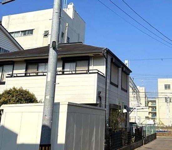 西宮市高松町の前面道路含む現地写真|東側接道　
朝日が差しこみ、気持ちのいい朝を迎えられますね