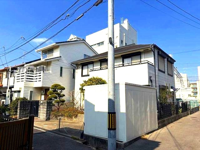 西宮市高松町の前面道路含む現地写真|角地の中古一戸建ては他の建物との隣接面が少ないので開放感があります
