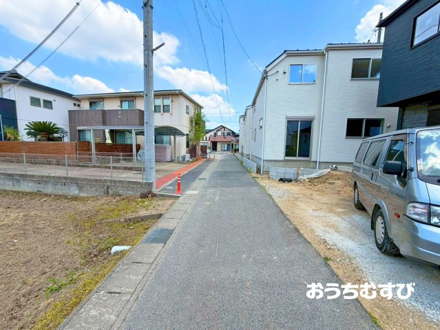 小牧市東田中2期(全9棟)の前面道路含む現地写真