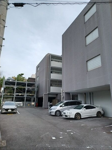 アーデン春岡の駐車場