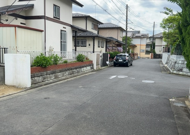 【外観】 | 土地購入を検討されている場合、境界杭がない状態で購入してしまうと境界確定測量をする必要があり、費用がかかります。購入の前に、売主、隣土地所有者立ち合いのもと境界を確定し境界杭を設置するのがベストです。