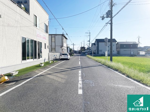 守山市川田町　第1期　新築一戸建ての前面道路含む現地写真|周辺は閑静な住宅街！前面道路広々で車の出し入れも便利です。駐車が苦手な方でも安心して車庫入れできます！