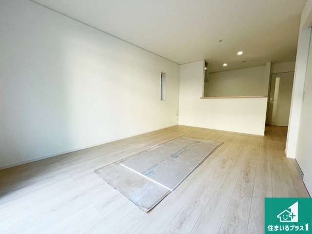 守山市川田町　第1期　新築一戸建ての洋室|シンプルなリビングは家具次第で雰囲気を変えることができます！