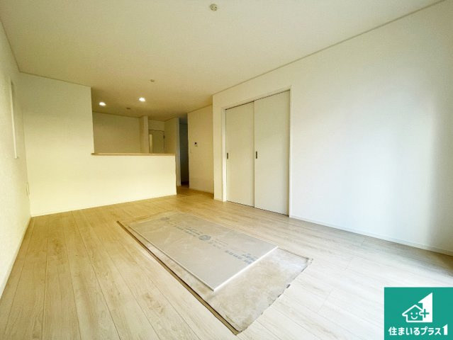守山市川田町　第1期　新築一戸建ての居間・リビング|対面キッチンでご家族のコミュニケーションも自然と増える設計！