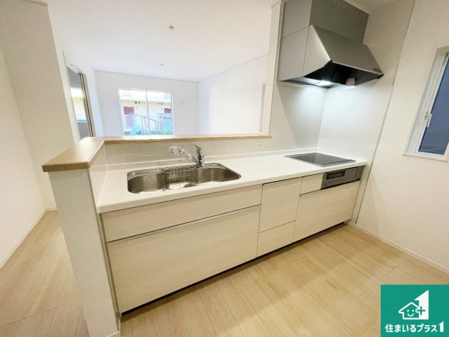 守山市川田町　第1期　新築一戸建てのキッチン|子供を見守りながらお料理が出来るため家族のコミュニケーションか増えます♪スペースが広く確保されている為お子様が大きくなったときは一緒に料理を楽しめます♪