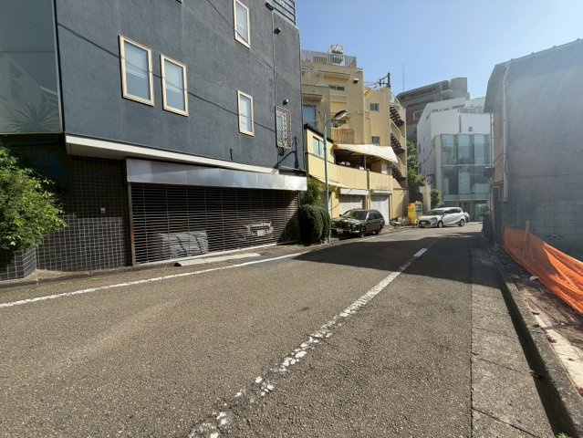 渋谷区神宮前　建築条件なし売地の前面道路含む現地写真