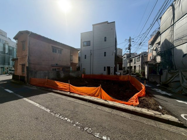 渋谷区神宮前　建築条件なし売地の前面道路含む現地写真