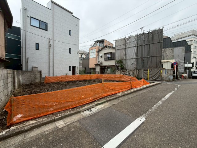 渋谷区神宮前　建築条件なし売地の前面道路含む現地写真