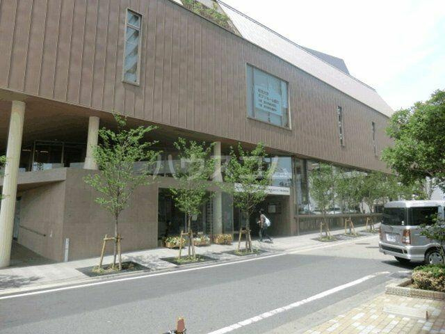 町田市立鶴川駅前図書館まで251m