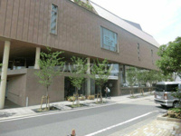町田市立鶴川駅前図書館まで251m