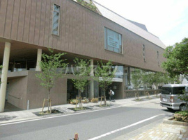 町田市立鶴川駅前図書館まで251m