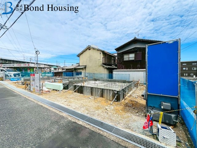 山電 東二見駅徒歩9分　駐車2台　魚住町西岡　1号棟　新築戸建の前面道路含む現地写真