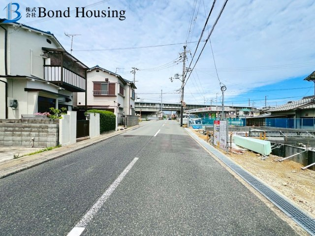 山電 東二見駅徒歩9分　駐車2台　魚住町西岡　1号棟　新築戸建の前面道路含む現地写真