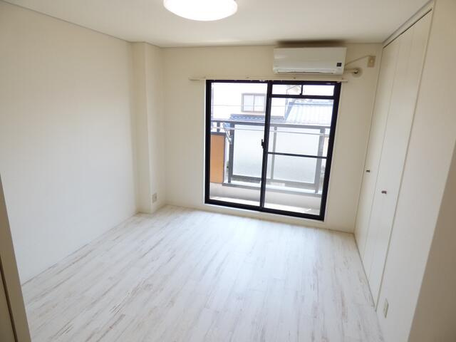 室内（写真は別号室、参考）