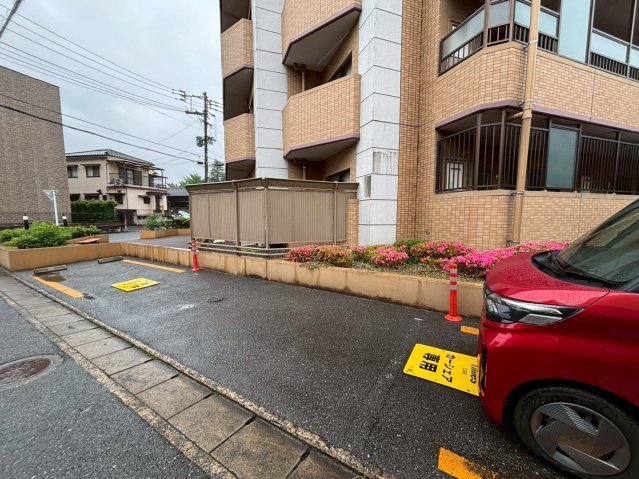 ライオンズガーデン大橋の駐車場