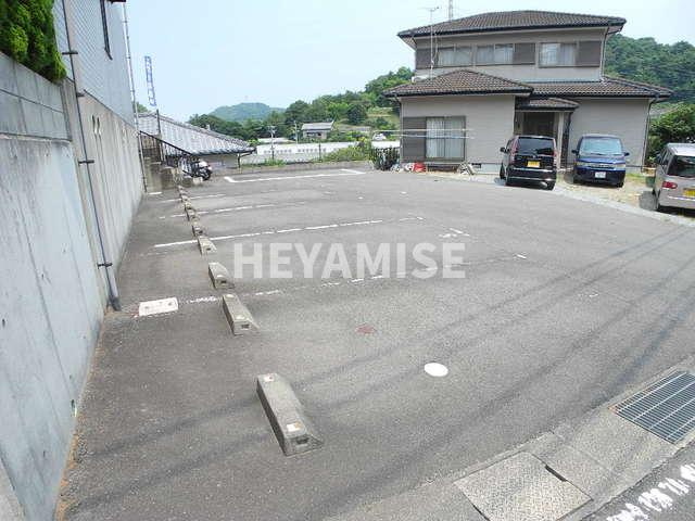 ハイツエンブレムの駐車場