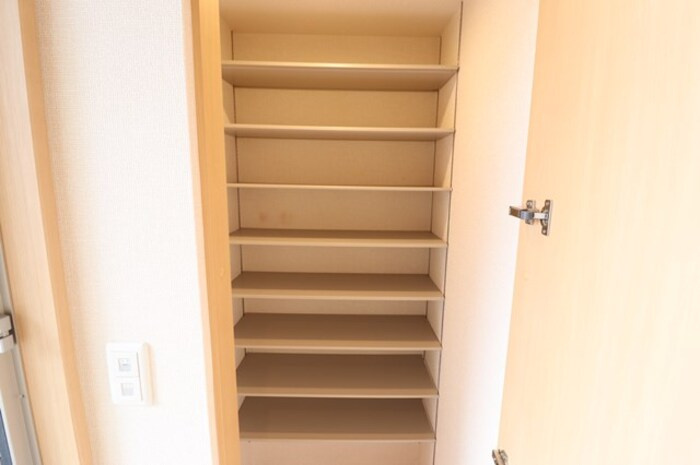 グランドゥール三笠山の玄関|トールタイプの姿見付シューズボックス
