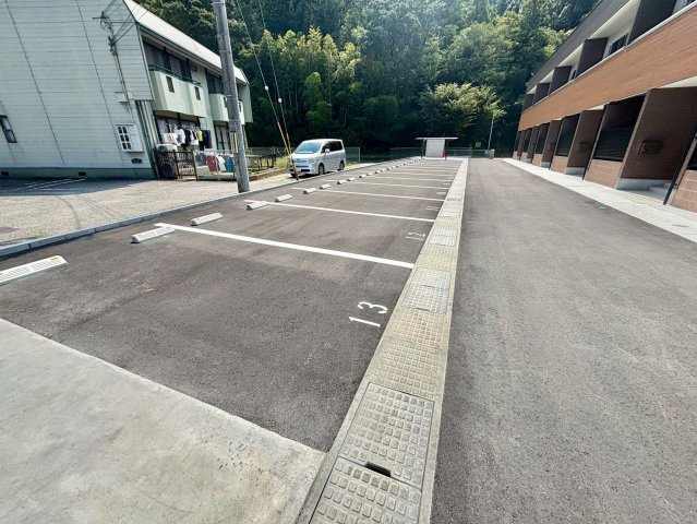 リュッケ御立中の駐車場