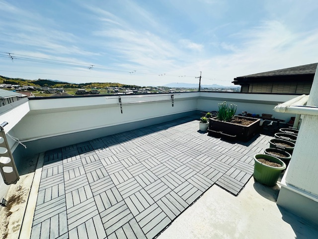 奈良市古市町　中古戸建のバルコニー|広々とした屋上バルコニーでBBQ・家庭菜園等、多用途にご利用できます１
