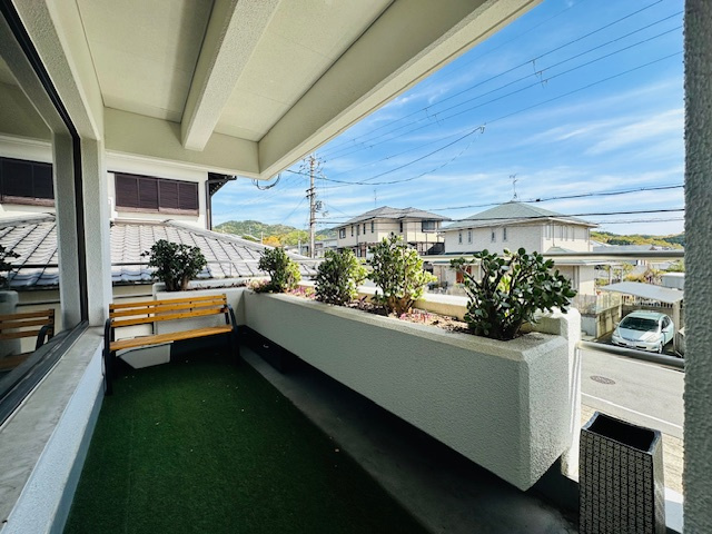 奈良市古市町　中古戸建のバルコニー|南側バルコニーは日当たりも良く、ゆっくりとくつろぐことも出来ます。