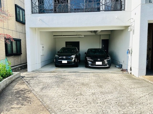 奈良市古市町　中古戸建の駐車場|愛車の保管にも嬉しいインナーガレージ。