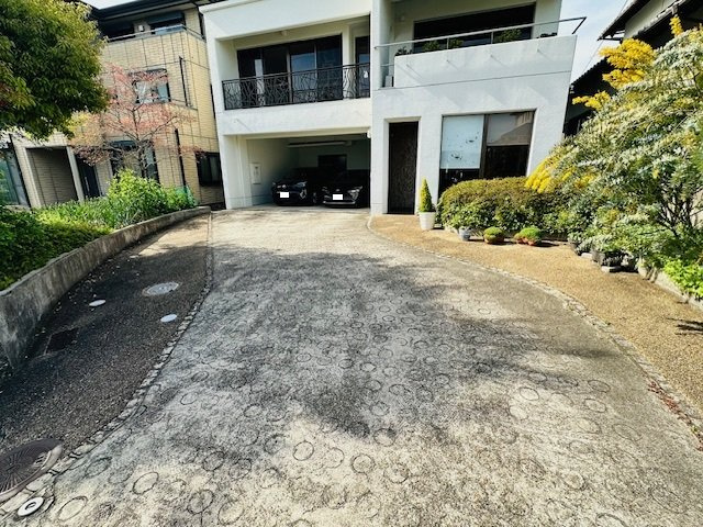 奈良市古市町　中古戸建の駐車場|来客時にも便利な屋外駐車スペース。