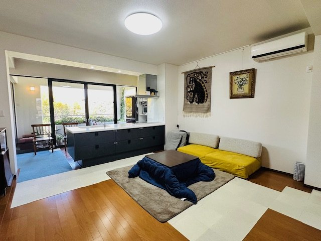 奈良市古市町　中古戸建の居間・リビング|明るい採光が差し込む家族団らんを楽しめる約22帖LDKです。