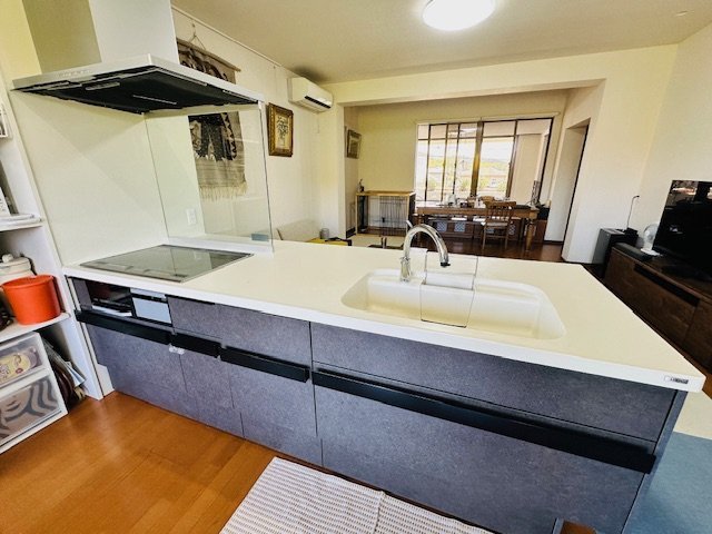 奈良市古市町　中古戸建のキッチン|リビングが見渡せるペニンシュラキッチン。