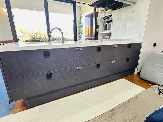 奈良市古市町　中古戸建のキッチン|キッチン背面には便利な収納スペースを確保しております。