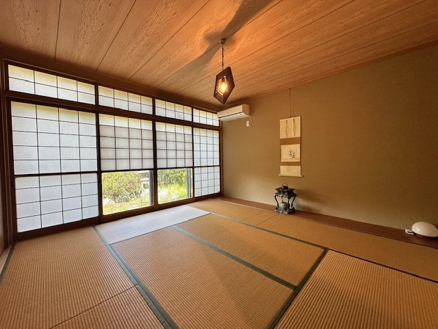奈良市古市町　中古戸建の和室|広々、約9帖の和室にはクローゼット2ヶ所付きで収納力も魅力です。