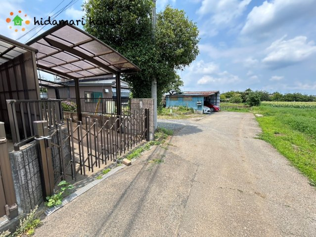伊奈町羽貫　古屋付き売地の前面道路含む現地写真
