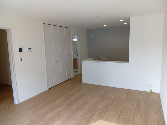 【居間・リビング】 | 沼津市東間門 新築建売分譲住宅 建物＋土地 TW06192 | 沼津市東間門　2号棟　リビング　※令和8年9月25日撮影