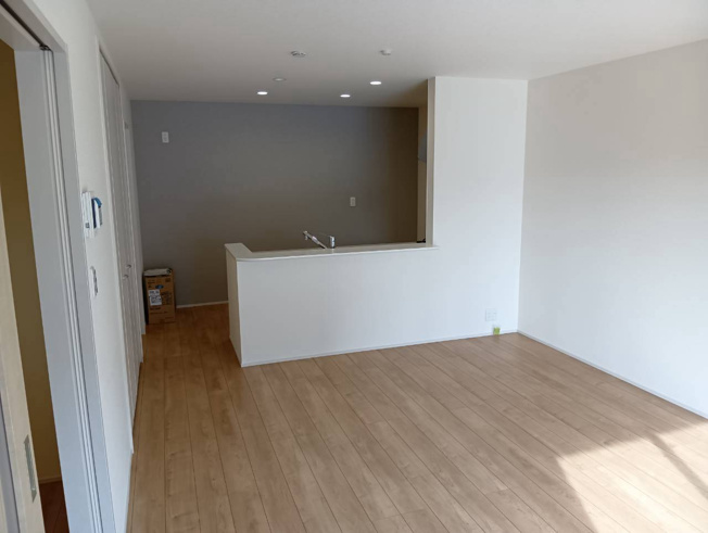 【居間・リビング】 | 沼津市東間門 新築建売分譲住宅 建物＋土地 TW06192 | 沼津市東間門　2号棟　リビング　※令和8年9月25日撮影