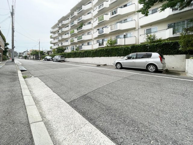 岡本センチュリーマンションの駐車場