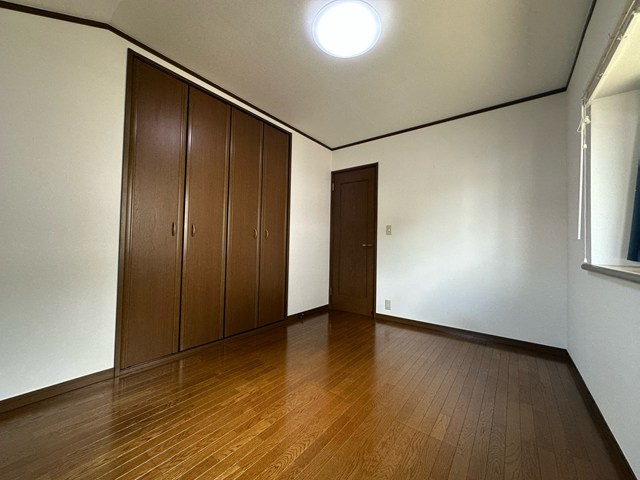 【収納】 | 百合丘1丁目戸建 | 2階・洋室8帖にあるウォークインクローゼットです♪たっぷり収納できてお洋服や荷物が多くてもお部屋すっきり☆