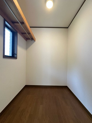 【収納】 | 百合丘1丁目戸建 | 2階・洋室8帖にある屋根裏収納です♪荷物が多い方でも安心の収納力！窓があるので多用途に使用できます♪