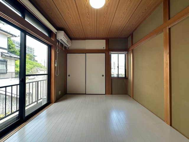 【洋室】 | 百合丘1丁目戸建 | 2階・南向き洋室8帖☆バルコニーに繋がる二面採光のお部屋です！ウォークインクローゼットと屋根裏収納があります♪ベッドを置いて寝室にするのもオススメです☆