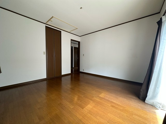 【子供部屋】 | 百合丘1丁目戸建 | 2階・洋室6帖☆階段を上がって右手の二面採光のお部屋です♪こちらのお部屋にもクローゼットがあります！出窓には小物を置いたりして楽しめます☆