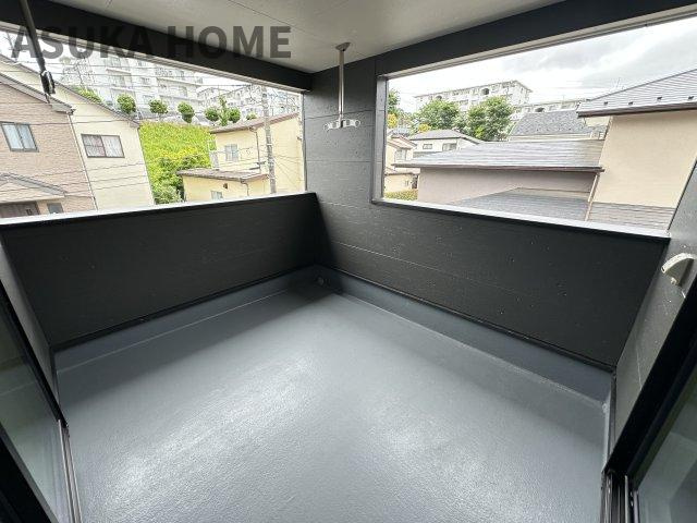 緑区上山　第７のバルコニー|南東向きのバルコニーは広くワイドなスペースになっているので、一度にたくさんの洗濯物が干せそうですね。