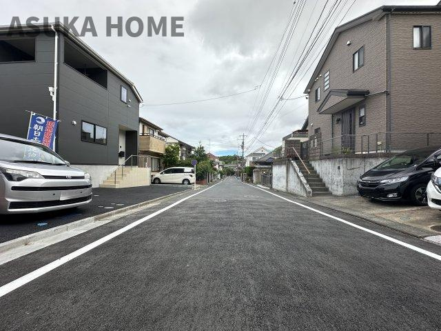 緑区上山　第７の前面道路含む現地写真|車通りが少ない閑静な住宅街駐車で道路幅も充分な前面道路です。駐車が苦手な人でもラクラク駐車できます。