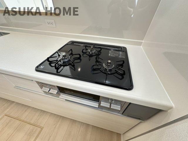 緑区上山　第７のキッチン|3口コンロを採用しています。一度に複数調理が出来るので、家事の時短につながりますね。
